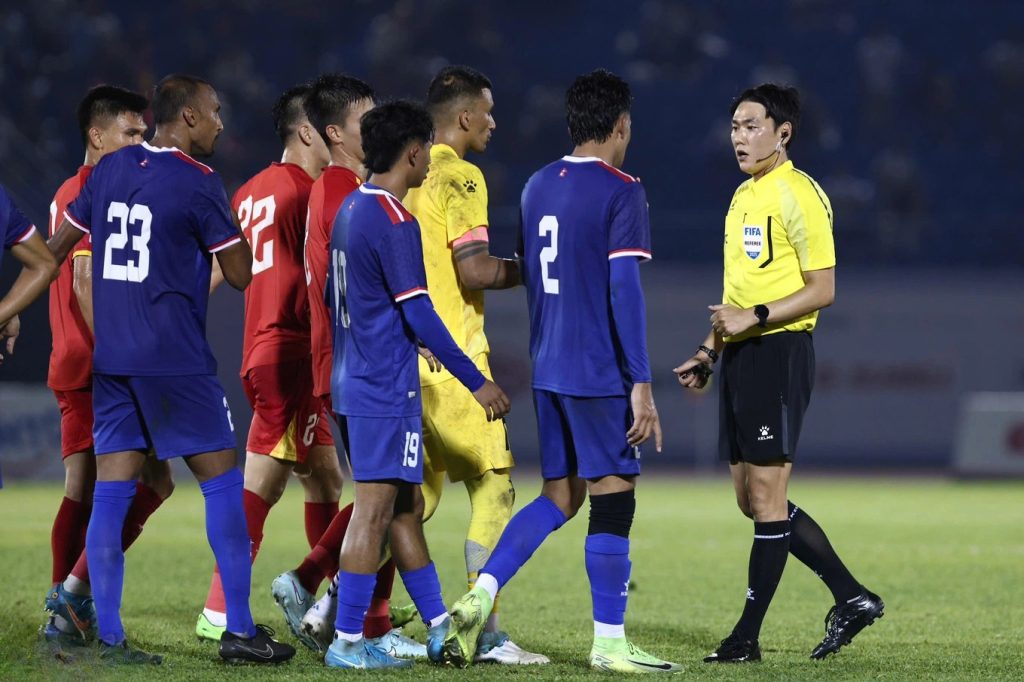 Từ cuối hiệp một sau khi cầu thủ Nepal nhận thẻ đỏ, Việt Nam vẫn bước vào giờ nghỉ với tỷ số 1-1. Ảnh : Báo Dân Trí