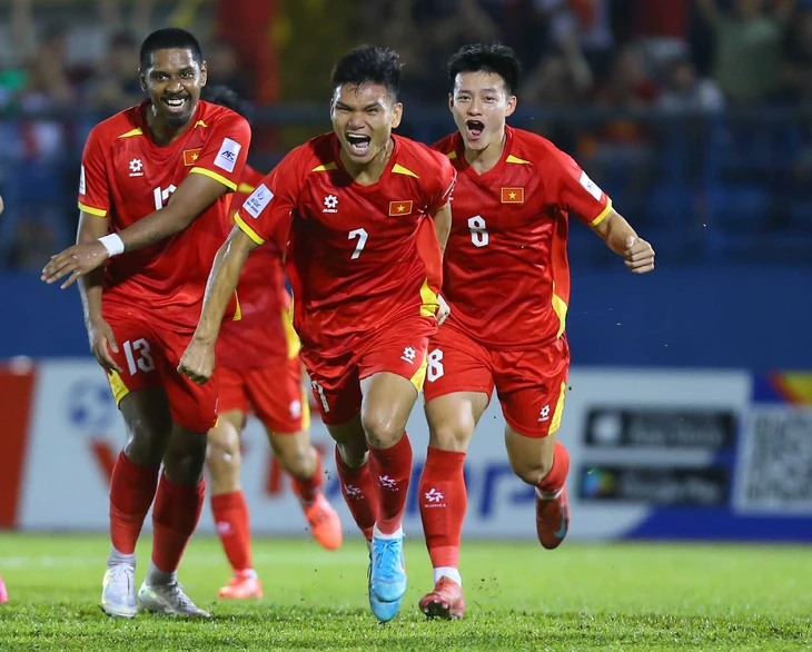 Niềm vui của các cầu thủ Việt Nam sau chiến thắng trước Nepal - Ảnh: N.K