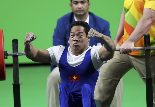 Vận động viên cử tạ Lê Văn Công giành Huy chương vàng, phá kỉ lục thế giới tại  Paralympic Rio 2016 