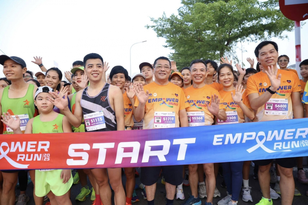 Hơn 3.000 người tham gia gồm y bác sĩ, chuyên gia và bệnh nhân tham gia đường chạy ở nhiều cự ly khác nhau. 
