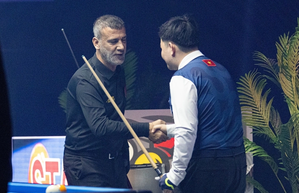 Bao Phương Vinh (phải) thua Tasdemir Tayfun ở bán kết World Cup billiards 3C chặng Antwerp, tối 12/10 tại Bỉ. 
