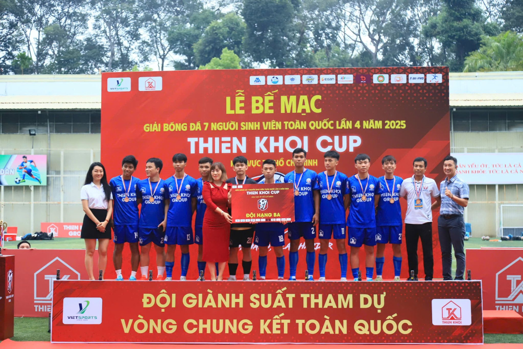 Đại học Sư phạm Kỹ thuật TP. Hồ Chí Minh giành được hạng 3 tại mùa giải năm nay Giải bóng đá SV7 khu vực TP.HCM.