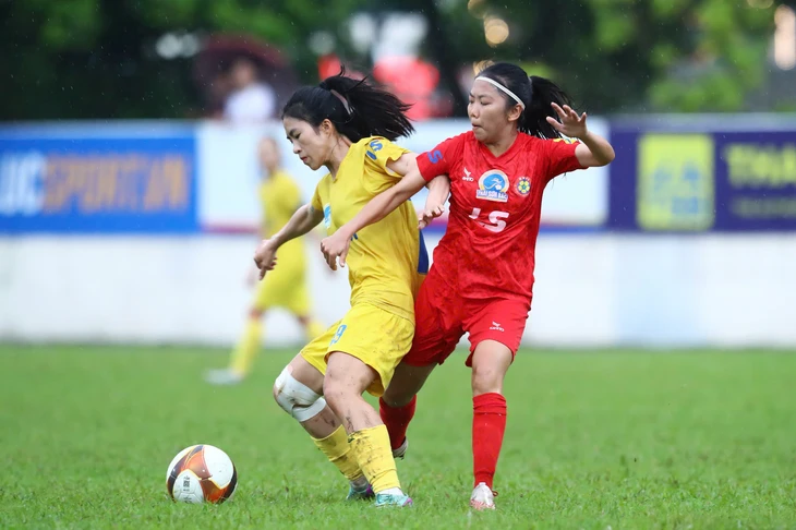 Cả hai đội đều chủ động đẩy cao đội hình để chủ động tìm kiếm bàn thắng. Ảnh : VFF