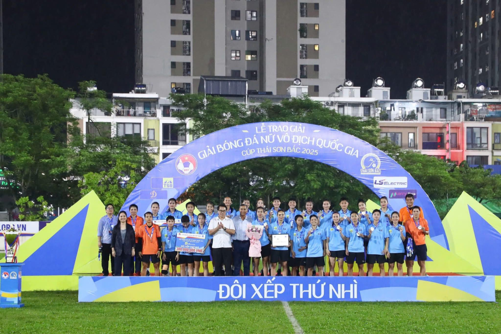 CLB Hà Nội giành được nngoio vị á quân mùa giải vô địch quốc gia 2025 . Ảnh : VFF