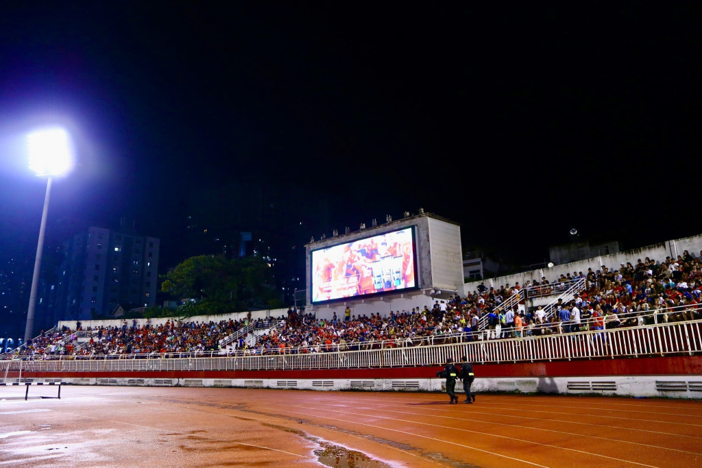 Trận đấu đã phải bắt đầu muộn 30 phút do ảnh hưởng của một cơn mưa lớn. Ảnh : VFF