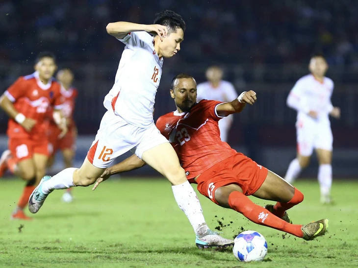 
Sang nửa sau hiệp 2 các cầu thủ Nepal dân cao đội hình tạo nên nhiều tình huống "thót tim". 
Ảnh : Quang Thịnh ( Báo Tuổi Trẻ)