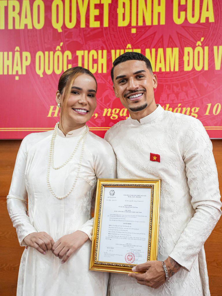 Đỗ Hoàn Hên cùng vợ trong ngày chính thức nhập quốc tịch Việt Nam. Ảnh : Hà Nội FC