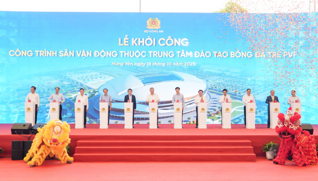 Tổng Bí thư Tô Lâm cùng các lãnh đạo Đảng, Nhà nước, Bộ Công an, Bộ Quốc phòng, tỉnh Hưng Yên và đại diện tổng thầu đã thực hiện nghi thức bấm nút khởi công. Ảnh : Dân Trí