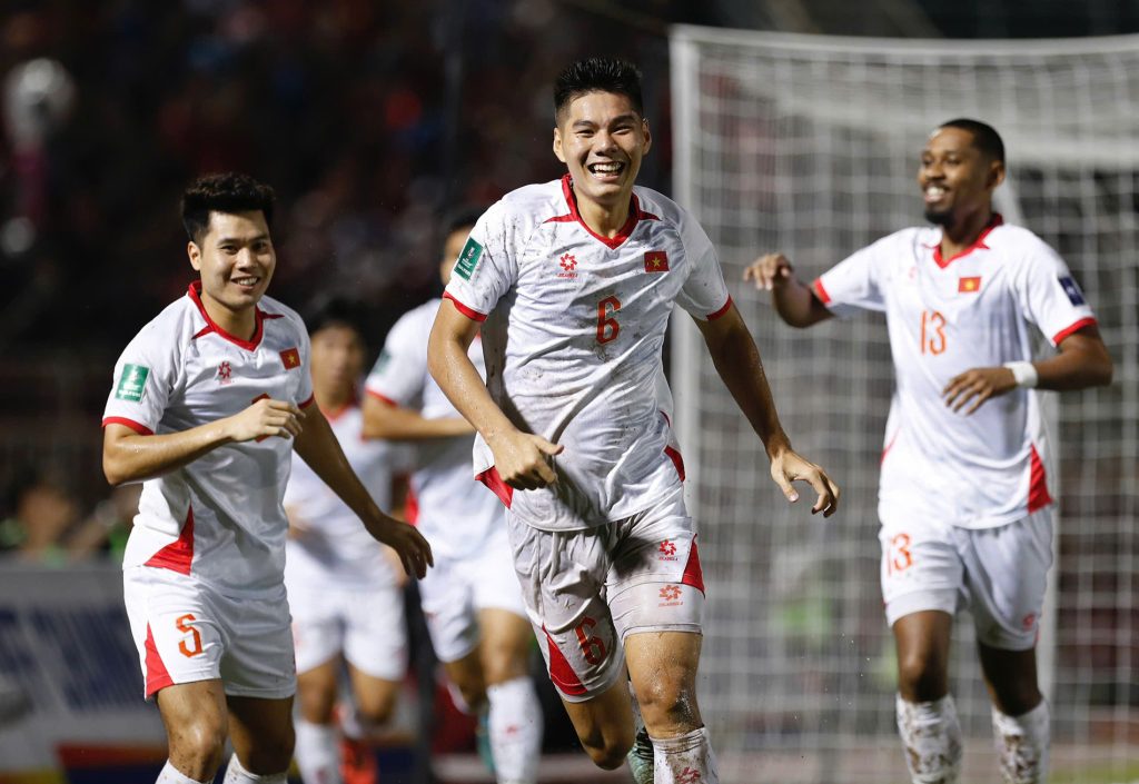 Bàn thắng đầu tiên đến với đội tuyển Việt Nam theo cách không ai ngờ tới. Ảnh : Hữu Hà (Vietnamnet)